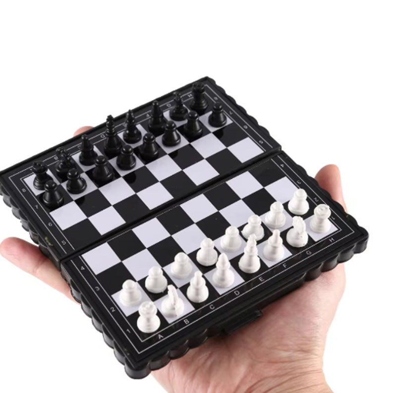 Mini Portable Handy Chess Set - Magnetised - Store in your pocket while travelling